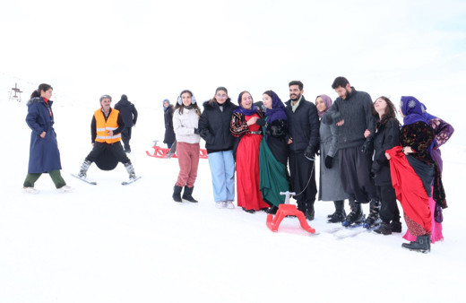 Karacadağ eteklerinde şalvarlı ve fistanlı kayak keyfi