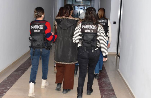 İki kadının üzerinde 10 kilo metamfetamin ele geçirildi!