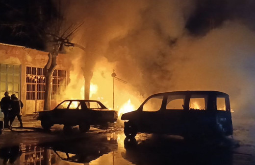 Sanayi sitesindeki yangında iş yeri ve iki otomobil kül oldu