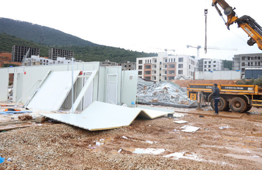 Kuvvetli fırtına şantiye alanındaki çatıları uçurdu