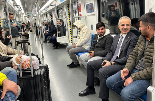 Ulaştırma Bakanı Uraloğlu, Ankara uçağına metroyla ulaştı