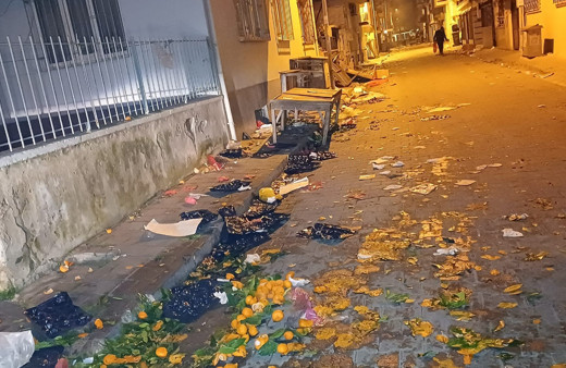 Vatandaşlar semt pazarı sonrası pis bırakılan sokaklardan şikayetçi oldu