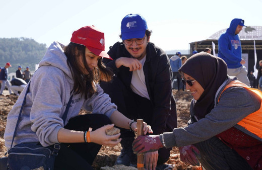 İTÜ’lü öğrenciler, YK Enerji’nin Milas’taki eski maden sahasına ‘250. Yıl Hatıra Ormanı’ için fidan dikti