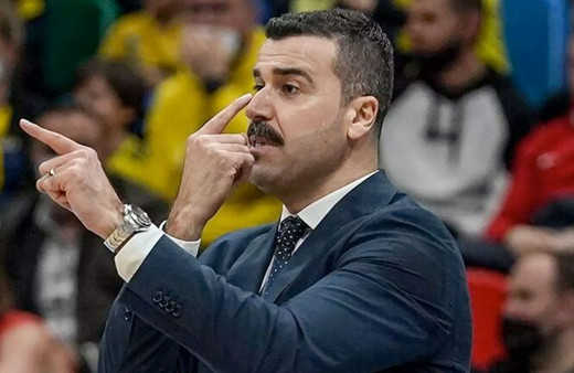 Anadolu Efes'te başantrenör Erdem Can ile yollar ayrıldı