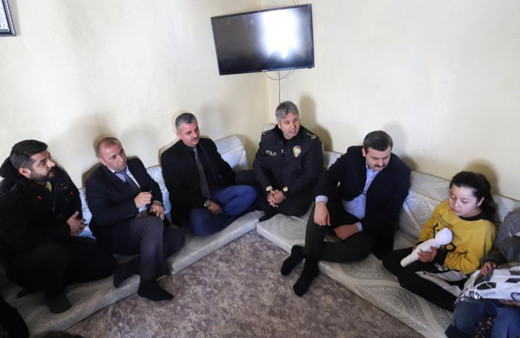 Evi yanan aileye kaymakam ve belediye başkanı sahip çıktı