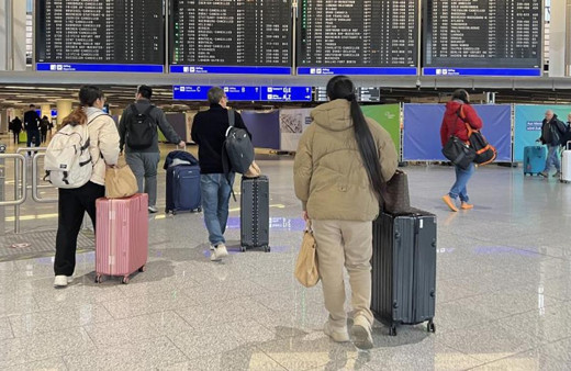 Havalimanında işçiler greve gitti: 800 uçuş iptal edildi