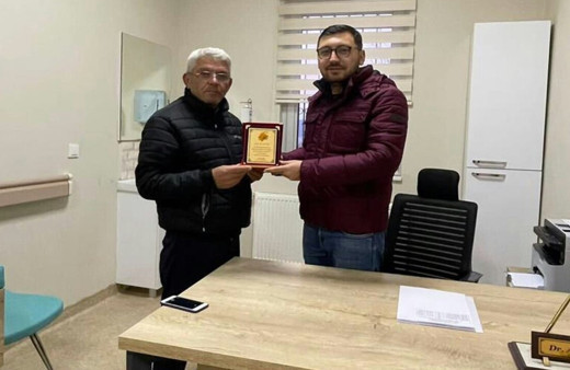 Tayini çıkan doktora mahalle muhtarından plaket
