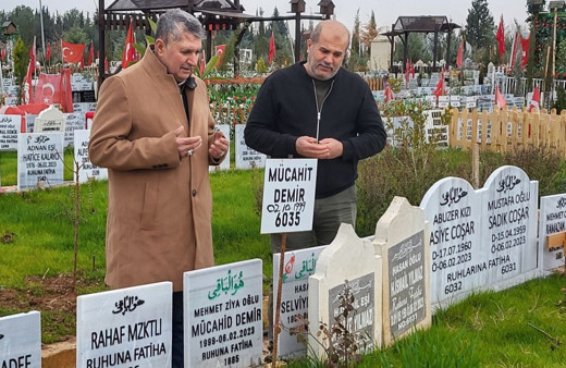Depremin ilk gününden beri kayıp eşi ve oğlunu arıyor