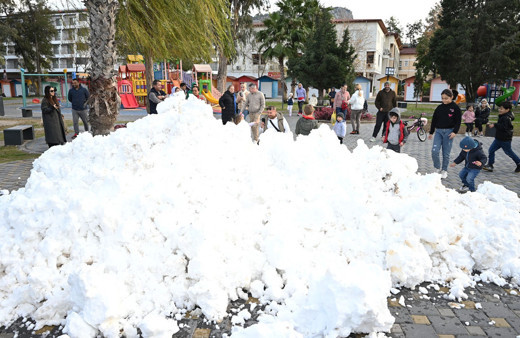 Antalya'ya çocuklar için yaylalardan kamyonlarla kar getirildi