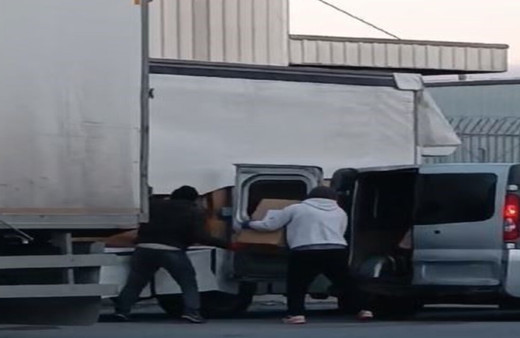 Sürücüsünün içinde uyuduğu aracı soydular