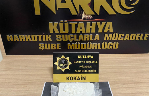 Otobüs yolcusunun kemerine sıkıştırılmış uyuşturucu ele geçirildi