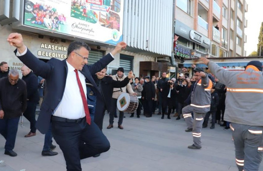Yüzde 71'lik zammı oynayarak kutladılar
