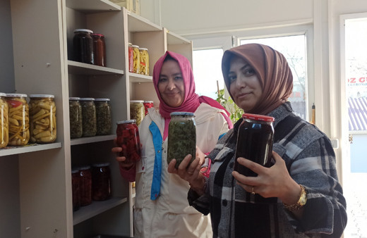 Depremzede gelin ve görümce yöresel yemekler yaparak hayata tutundu