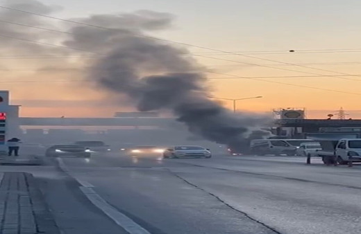 Bursa'da seyir halindeki otomobil alev alev yandı
