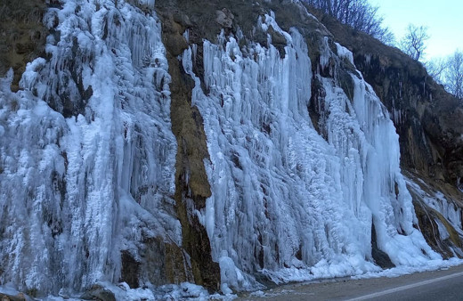 Termometreler eksi 20'yi gördü, Tunceli’de ''Ağlayan Kayalar'' dondu