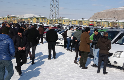 Van'da soğuk havaya rağmen açık oto pazarı araçlarla doldu