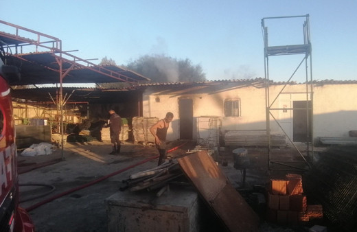 Cep telefonunu almak için içeri girdi, tiner kutusu patlayınca kendini dışarı attı