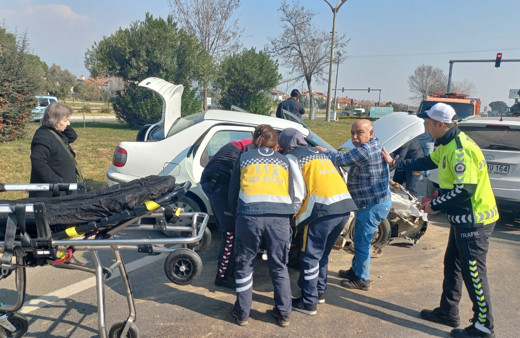 Kırmızı ışıkta bekleyen iki otomobile çarptı