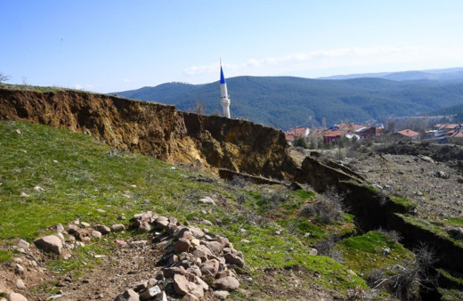 Uşak’ta meydana gelen heyelan paniğe neden oldu