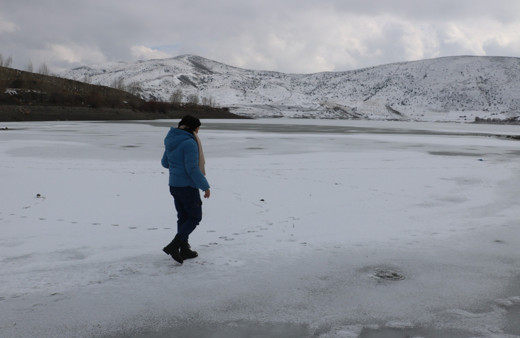 Hava sıcaklığının düştüğü kentte gölet buz tuttu