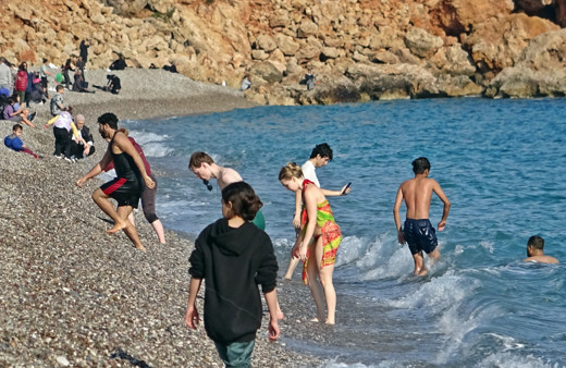 Yurdun dört bir yanında kar, Antalya’da yaz