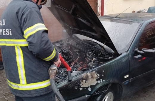 Park halindeki otomobil alev aldı