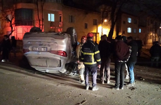 Direksiyon başında fenalaştı, otomobiliyle direğe çarpıp takla attı