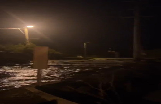 Su borusu patladı, yollar göle döndü