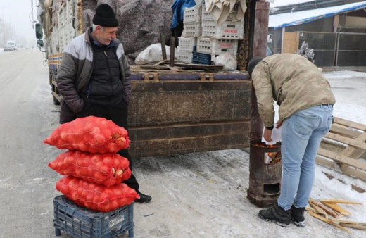 Doğu buz kesti, pazarcılar soğuktan korunmak için soba kurdu