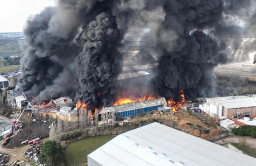 Kocaeli'de yangın paniği! Kimyasal fabrikası alev alev yandı, dumanlar gökyüzünü kapladı