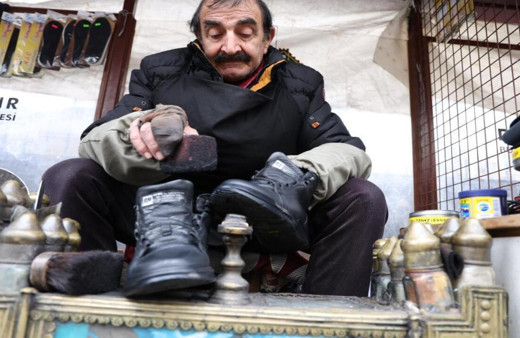 Diyarbakır’da 73 yaşındaki adam 46 yıldır aynı yerde ayakkabı boyuyor