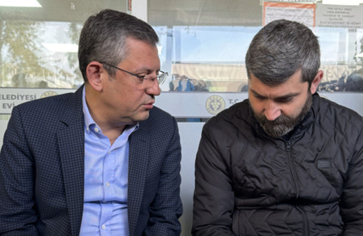 CHP Genel Başkanı Özel, İzmir'de öldürülen taksi şoförünün ailesini ziyaret etti