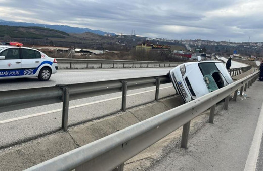 D100 karayolunda araç bariyerlere asılı kaldı: 2 yaralı