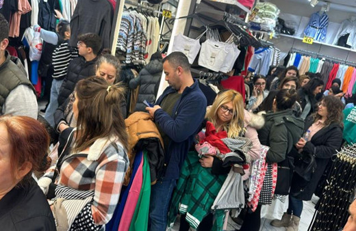 Kadınlar indirimli kazak ve pijama için yarıştı!