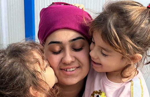 Enkaz altında kalan anne çocuklarını emzirerek hayatta tuttu! "Ağzında moloz parçası onu kemiriyor"