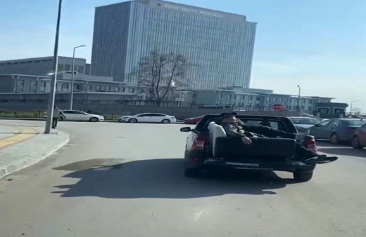 Bursa'da kamyonet kasasında tehlikeli yolculuk yürekleri ağıza getirdi