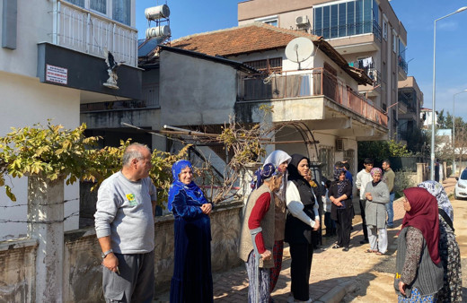 Çatıdaki güneş enerjisi panelini düzeltmek isterken canından oluyordu