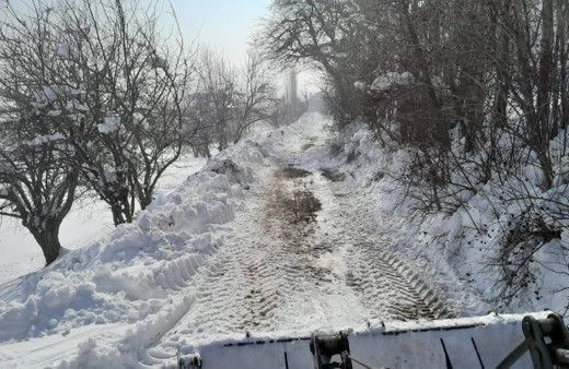 Yüksekova’da köy yollarında kar temizleme çalışmaları sürüyor