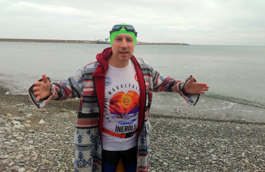 Soğuk havaya aldırmadan şifa bulmak için denize girdi