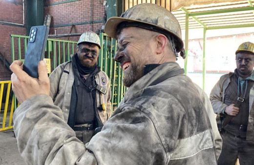 Enkazın altında başlayan dostluk