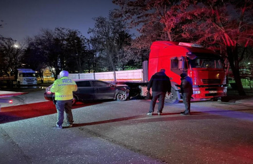Polisten kaçan alkollü sürücü tıra çarptı