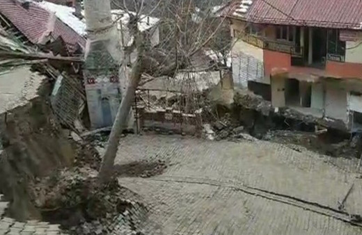 Tokat'ta minaresi düşen cami tamamen yıkıldı