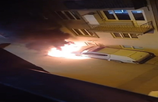 Park halindeki otomobil alev alev yandı