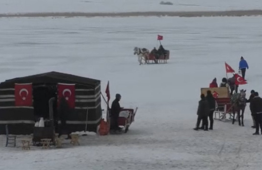 Yüzeyi donan gölde atlı kızak heyecanı sürüyor