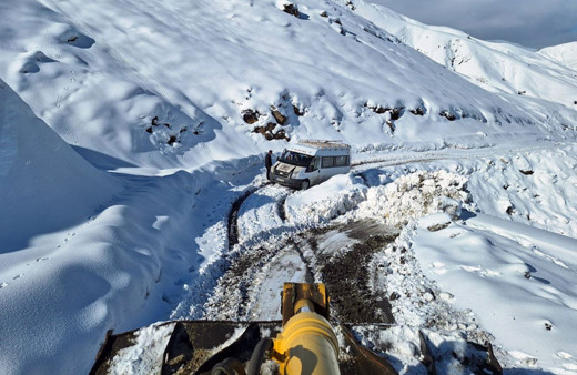 Siirt-Şırnak yolunda mahsur kalan araçlar kurtarıldı!