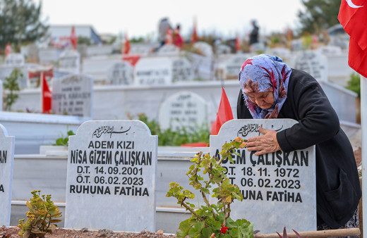 11 yavrusunu depremde kaybetti! Her gün mezar taşlarını okşayarak teselli arıyor