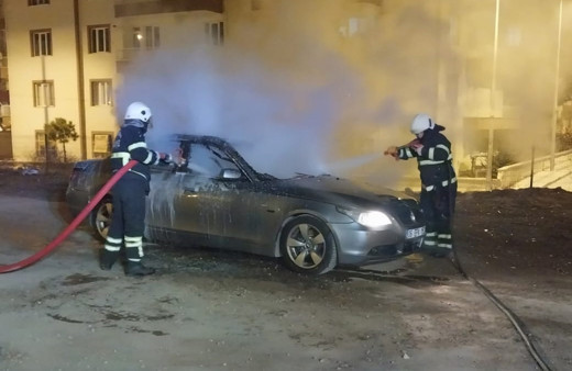 Park halindeki otomobil alev alev yandı