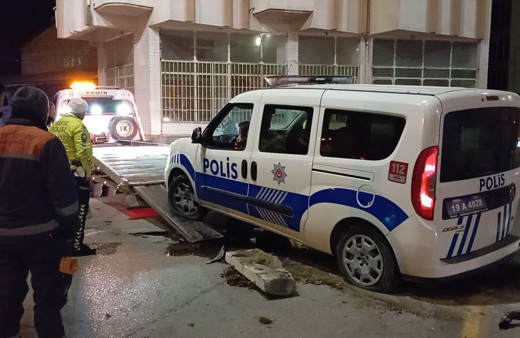 Şüpheli araç kovalayan polis otosu kaza yaptı
