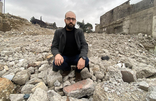 Depremde enkazdan çıkan gazeteci o anları  anlattı