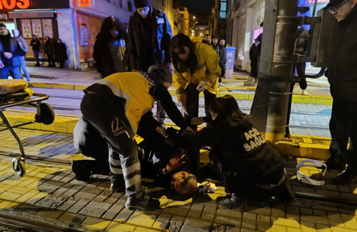 Karşıdan karşıya geçerken düşen yaşlı adam yaralandı